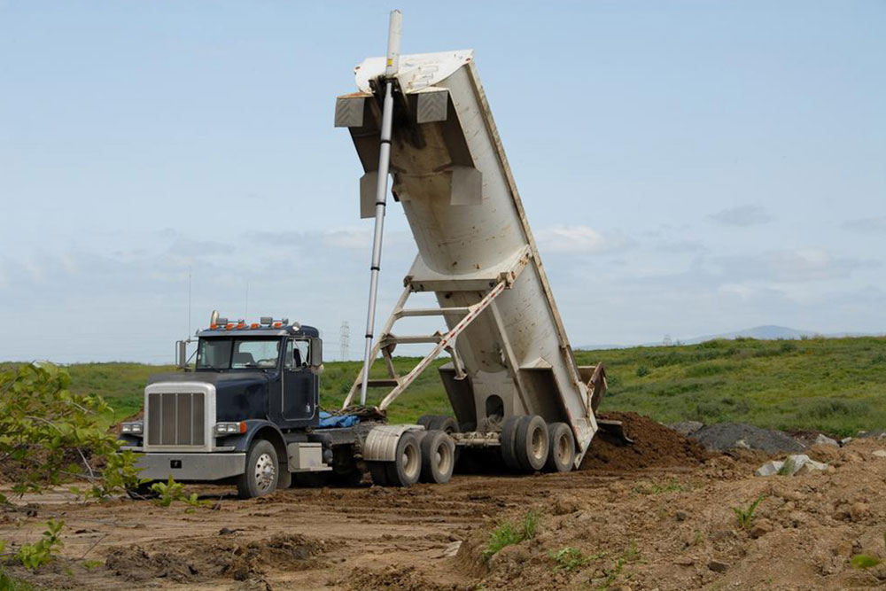 Choosing between an end and side dump trailer