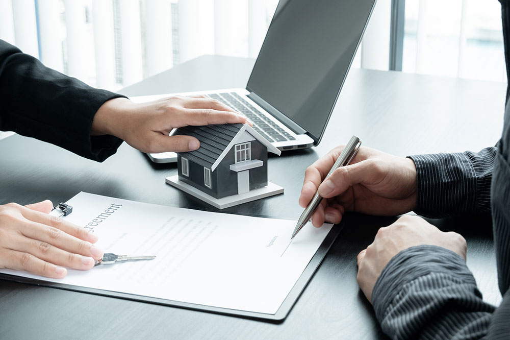 Factors to consider before hiring a real estate lawyer