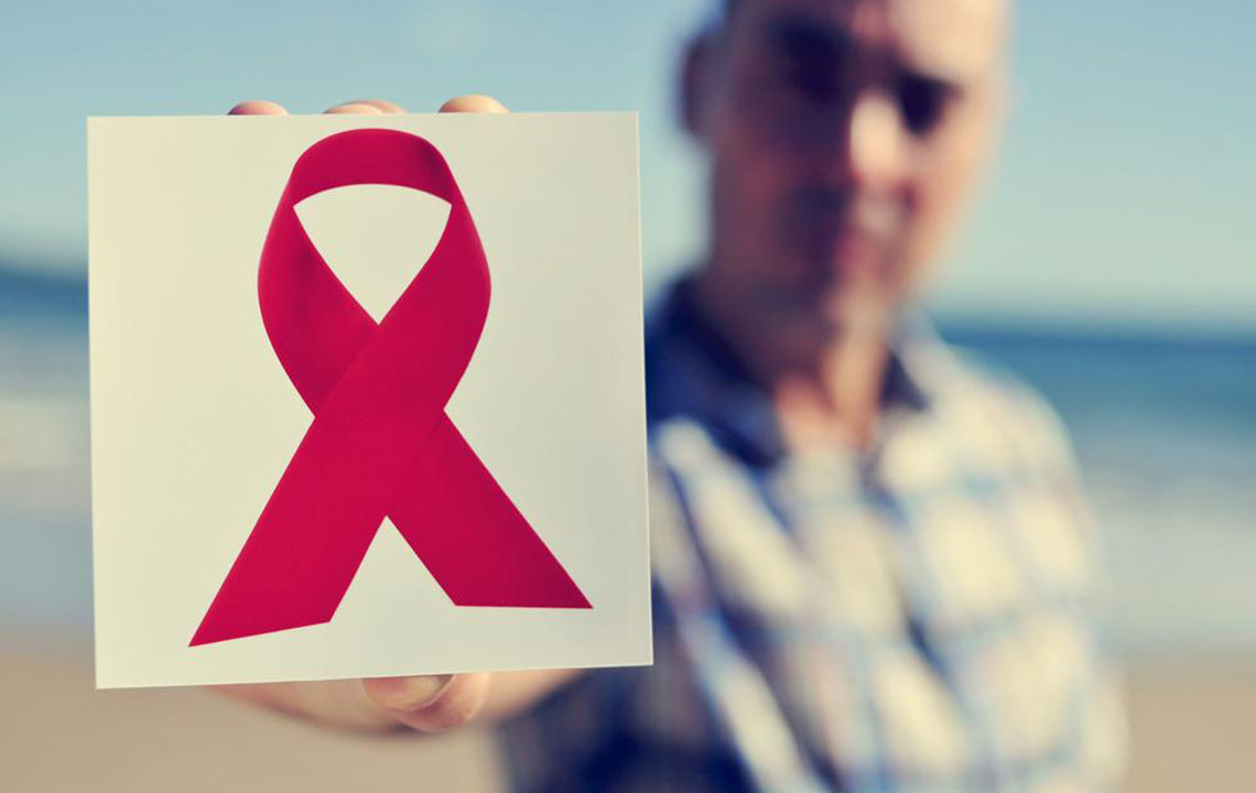 What are the causes and symptoms of AIDS?