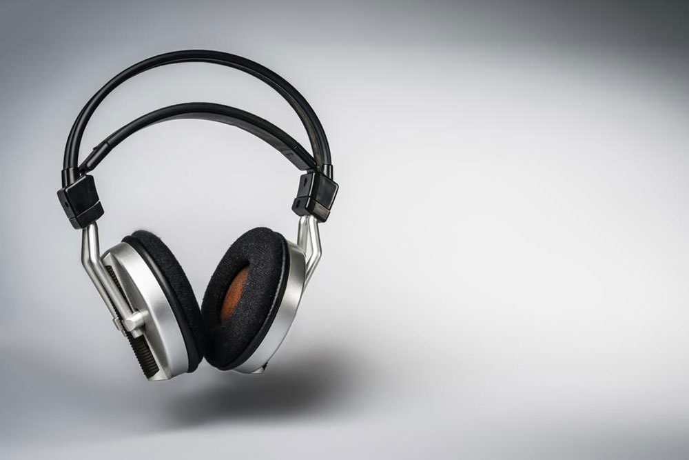 4 popular cordless headphones for TV